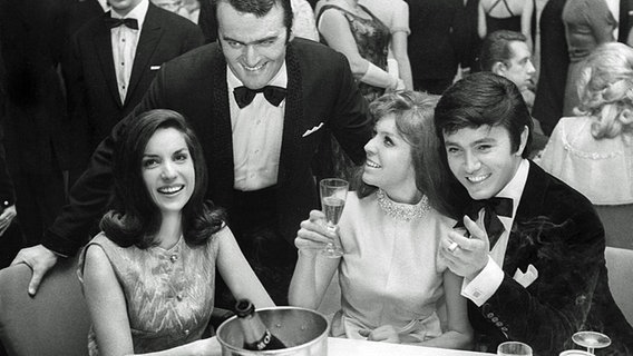 Jacqueline Boyer, Max Greger, Manuela und Rex Gildo auf dem "Presse- und Funkball" 1969 in Berlin. © dpa 