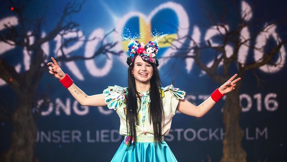 Jamie-Lee Kriewitz auf der Bühne vor dem Eurovisionlogo. © NDR Foto: Rolf Klatt