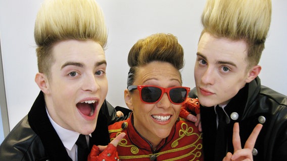 Jedward und Videobloggerin Sandra  