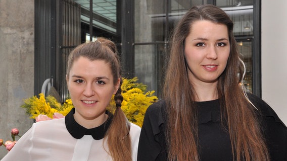 Die Musikerinnen Josepha und Cosima von Joco stehen vor Schnittblumen. © NDR Foto: Nicole Janke