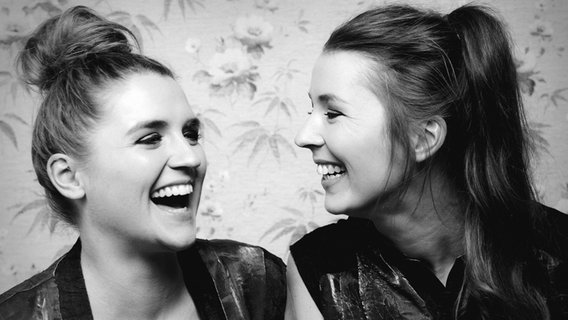 Die Musikerinnen Josepha und Cosima von Joco strahlen sich auf einem Schwarz-Weiß-Foto an. © Sony Music 