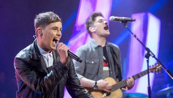 Joe & Jake performen auf der Bühne beim ESC-Vorentscheid © BBC 
