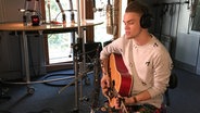 Der tschechische ESC-Kandidat Mikolas Josef an der Gitarre zu Besuch bei eurovision.de. © NDR 