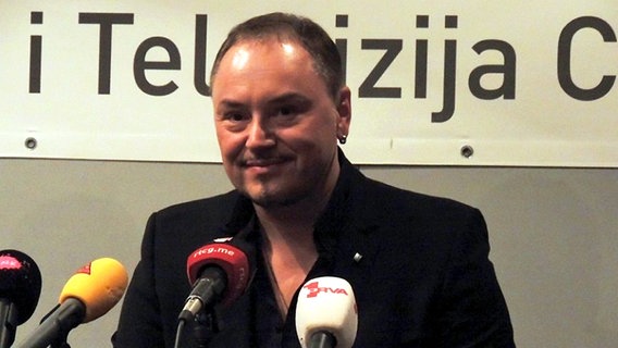 Der ESC-Teilnehmer 2015 von Montenegro, Nenad Knežević alias Knez, gibt eine Pressekonferenz. © RTCG 