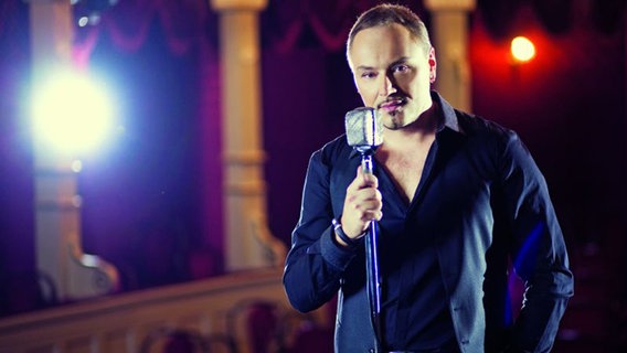 Der ESC-Teilnehmer 2015 von Montenegro, Nenad Knežević alias Knez, am Mikrofon  