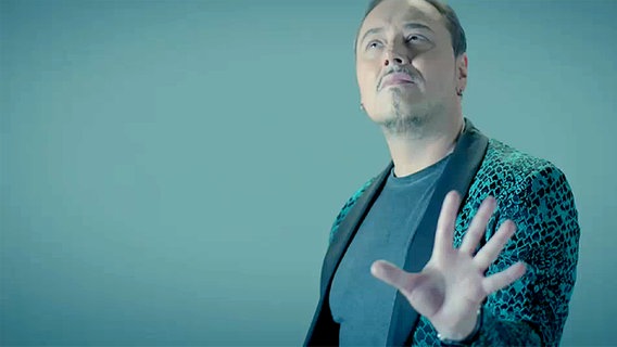 Knez guckt in seinem Video zum Song "Adio" träumerisch in die Luft. © Eurovision.de 