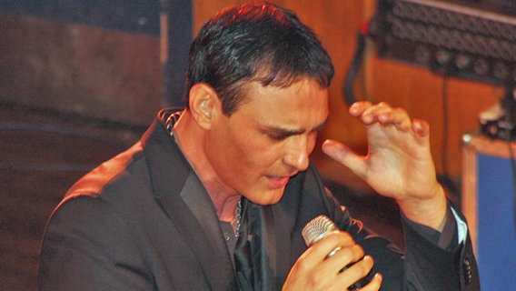Der bulgarische Countertenor Krassimir singt bei der Eurovision Preview Party in London seinen Beitrag "Illusion". © NDR Online Foto: Patricia Batlle
