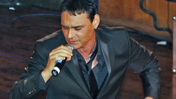 Der bulgarische Countertenor Krassimir singt bei der Eurovision Preview Party in London seinen Beitrag "Illusion". © NDR Online Foto: Patricia Batlle