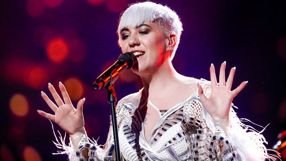 Nina Kraljić singt mit ausgebreiteten Händen. © eurovision.tv Foto: Andres Putting (EBU)