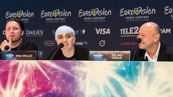 Nina Kraljić und ihr Team bei der Pressekonferenz. © eurovision.tv Foto: Anna Velikova (EBU)