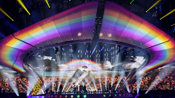 Jacques Houdek singt auf der Bühne, ein riesiger Regenbogen und dutzende Sonnenblumen sind auf die Rückwand der Bühne projiziert. © Eurovision.tv Foto: Thomas Hanses