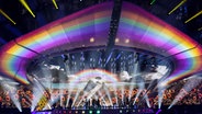 Jacques Houdek singt auf der Bühne, ein riesiger Regenbogen und dutzende Sonnenblumen sind auf die Rückwand der Bühne projiziert. © Eurovision.tv Foto: Thomas Hanses