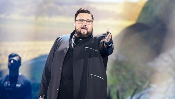 Jacques Houdek singt "My Friend" auf der Bühne in Kiew. © Eurovision.tv Foto: Thomas Hanses