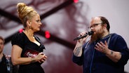 Andreas Kümmert im Gespräch mit Barbara Schöneberger auf der Bühne beim deutschen ESC-Vorentscheid. © NDR Foto: Rolf Klatt