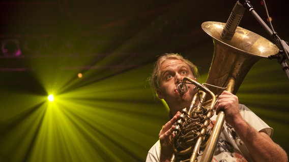 Andreas Hofmeir von der bayerischen Band La Brass Banda bläst bei einem Konzert im Circus Krone in München im Oktober 2009 in seine Tuba. © dpa - Report Foto: Lukas Barth