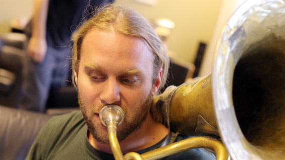 Andreas Hofmeier von LaBrassBanda spielt seine Tuba. © NDR / Rolf Klatt Foto: Rolf Klatt