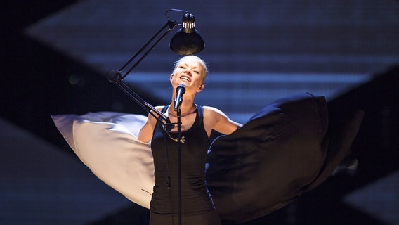 Nicola von Laing tanzt mit einem Cape unter einer Lampe beim deutschen ESC-Vorentscheid bei der Probe © NDR Foto: Rolf Klatt