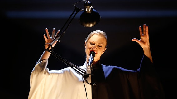 Ein Mitglied der Band Laing auf der Bühne beim deutschen ESC-Vorentscheid. © NDR Foto: Rolf Klatt