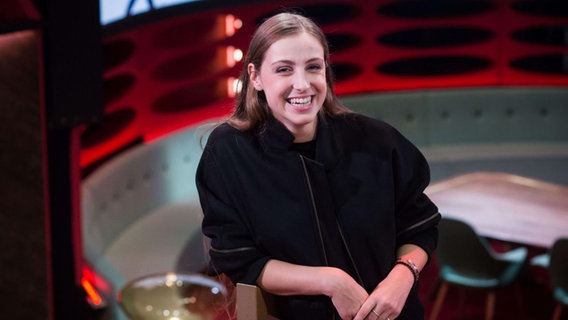 Laura Groeseneken sitzt in einem Fernsehstudio. © VRT Foto: Bas Bogaertz