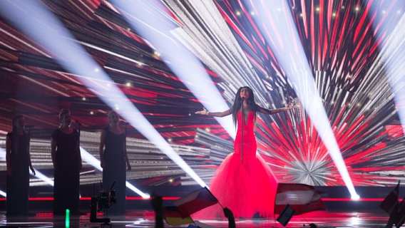 Aminata Savadogo auf der ESC-Bühne in Wien. © NDR Foto: Rolf Klatt