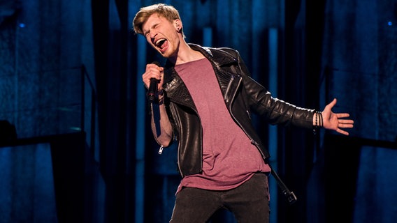 Justs singt mit geschlossenen Augen und voller Kraft ins Mikrophon. © eurovision.tv Foto: Thomas Hanses (EBU)