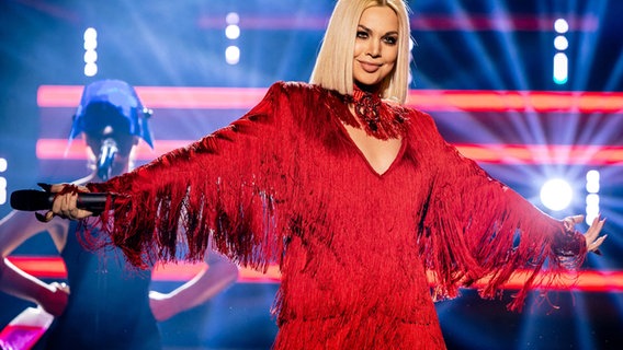 Samanta Tīna ist Lettlands ESC-Kandidatin 2020. Beim Vorentscheid trägt sie ein rotes Kleid mit Fransen an den Ärmeln.  Foto: Lauris Viksne