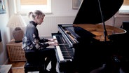 Levina spielt Klavier  