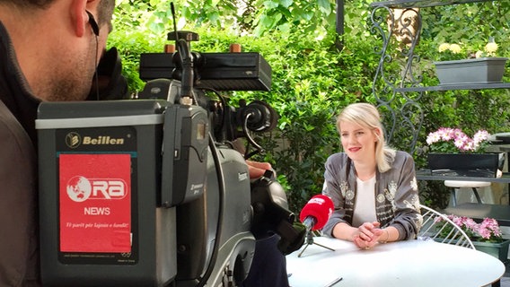 Die deutsche ESC-Kandidatin Levina gibt auf ihrer Promo-Tour in Budapest ein TV-Interview © NDR Foto: Stefanie Stradmann