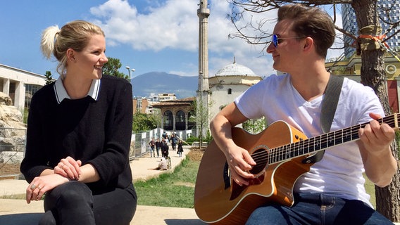 Die deutsche ESC-Kandidatin Levina ist gemeinsam mit ihrem Gitarristen David auf Promo-Tour in Budapest © NDR Foto: Stefanie Stradmann