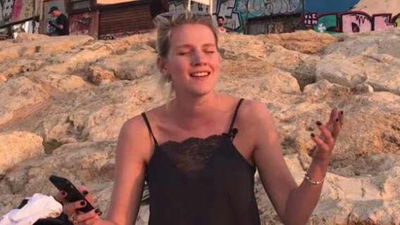 Levina singt an einem Strand in Tel Aviv  