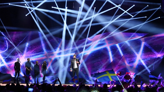 Andrius Pojavis und vier Backgroundsänger auf der Bühne beim ESC Finale 2013. © NDR Foto: Rolf Klatt