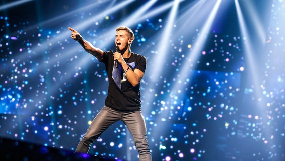 Donny Montell singt vor einer Sternenkulisse. © eurovision.tv Foto: Anna Velikova (EBU) Thomas Hanses (EBU)