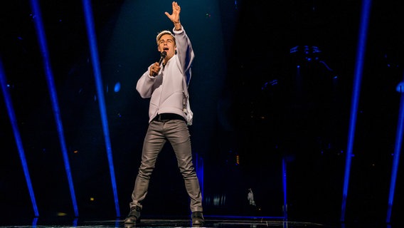 Donny Montell streckt beim Singen eine Hand nach oben. © eurovision.tv Foto: Anna Velikova (EBU) Thomas Hanses (EBU)