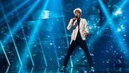 Litauen: Donny Montell  tritt in weißer Lederjacke auf. © eurovision.tv Foto: Anna Velikova (EBU)