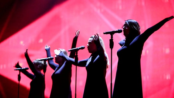 Der Background-Chor der Band Fusedmarc. © Eurovision.tv Foto: Thomas Hanses