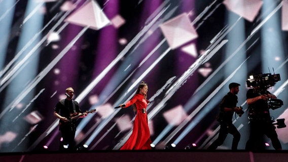 Die Band Fusedmarc (Denis Zujev und Viktoria Ivanovskaja) performt ihren Song auf der Bühne. © Eurovision.tv Foto: Thomas Hanses
