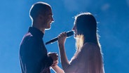 Ieva Zasimauskaitė mit ihrem Mann Marius Kiltinavičius auf der Bühne in Lissabon. © NDR Foto: Rolf Klatt