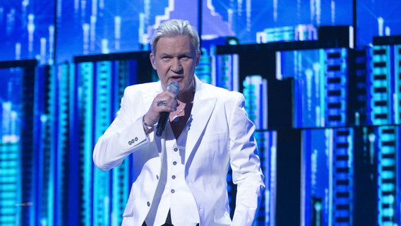 Johnny Logan beim Bühnenauftritt bei der Show zum 60. ESC-Jubiläum in London © BBC Foto: Guy Levy