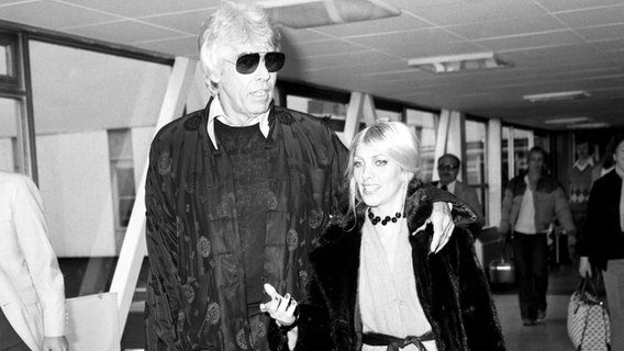 Lynsey de Paul und der amerikanische Schauspieler James Coburn am Flughafen Heathrow in London im Jahr 1980.  
