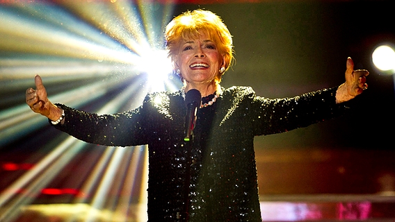 Lys Assia, die erste Gewinnerin der Eurovision von 1956, während ihres Auftritts beim Schweizer Vorentscheid am 10.12.2012 in Kreuzlingen © dpa - Bildfunk Foto: Ennio Leanza