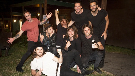 Die österreichischen ESC-Teilnehmer The Makemakes und die amerikanische Band OneRepublic Die österreichischen ESC-Teilnehmer The Makemakes und die amerikanische Band OneRepublic Foto: Valentin Weinhäupl