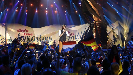 Gianluca Bezzina vor Publikum auf der Bühne beim ESC 2013. © NDR Foto: Rolf Klatt