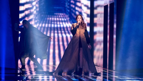 Ira Losco betritt die Bühne, im Hintegrund ein Tänzer. © eurovision.tv Foto: Andres Putting (EBU)