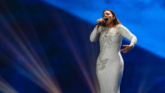 Claudia Faniello auf der Bühne des Messezentrums in Kiew. © Eurovision.tv Foto: Andres Putting