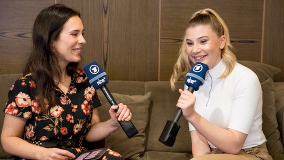 Die maltesische Sängerin Michela mit Alina Stiegler im Speeddate.  Foto: Claudia Timmann