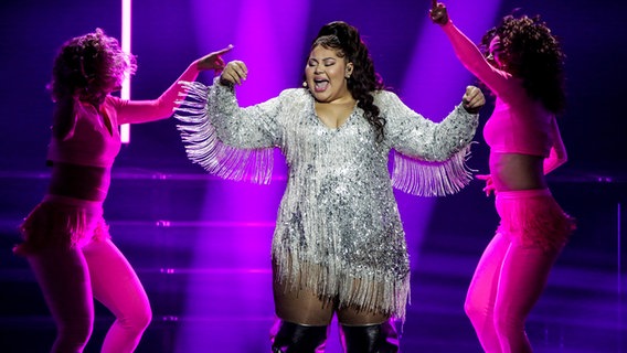 Die Sängerin Destiny auf der Bühne vom ESC © EBU Foto: Thomas Hanses