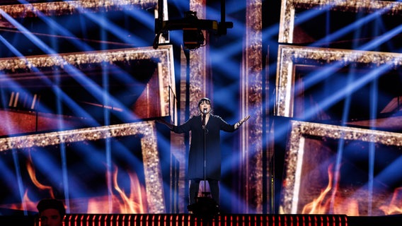 Kaliopi  ganz in schwarz vor der LED-Wand mit projizierten goldenen Bilderrahmen. © eurovision.tv Foto: Thomas Hanses (EBU)