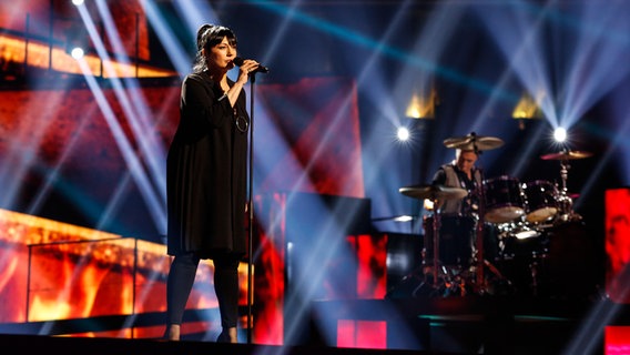 Kaliopi steht am Mikrophon, im Hintergrund sieht man den Schlagzeuger. © eurovision.tv Foto: Thomas Hanses (EBU)