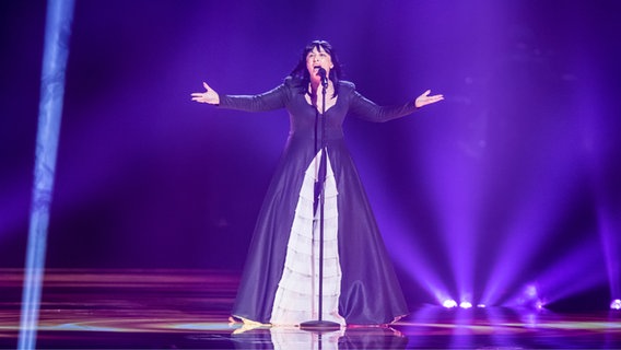 Mazedonien: Kaliopi steht mit ausgebreiteten Armen auf der Bühne. © NDR/Rolf Klatt Foto: Rolf Klatt