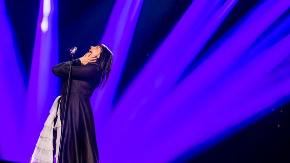 Mazedonien: Kaliopi steht allein auf der lila-blau beleuchteten Bühne. © eurovision.tv Foto: Anna Velikova (EBU)